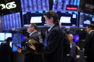 Wall Street cai após dados fortes dos EUA abalarem apostas de corte nos juros
