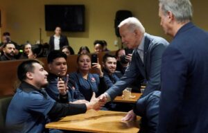 Postura mais dura de Biden sobre fronteira testa voto latino em Nevada