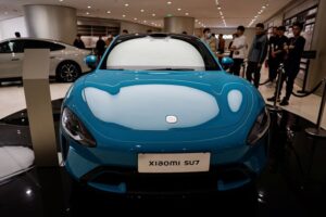 Xiaomi revela preço de novo carro; veículo começa a ser exibido nas lojas
