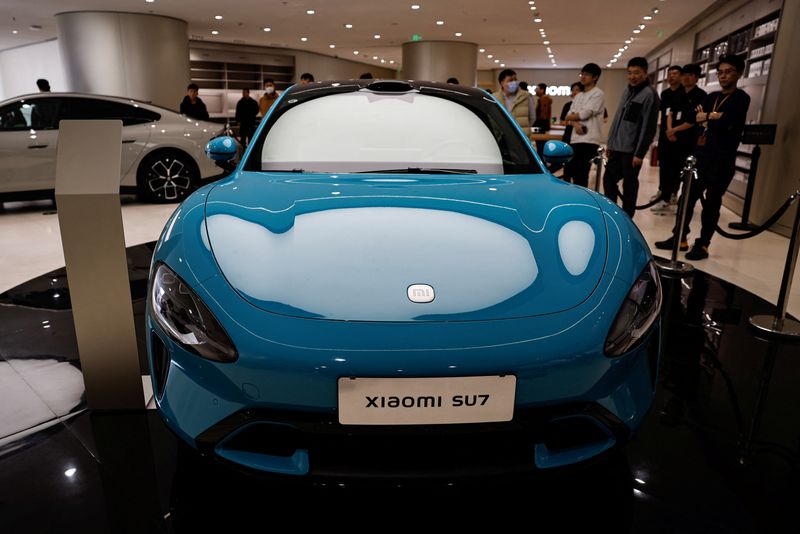 Xiaomi revela preço de novo carro; veículo começa a ser exibido nas lojas