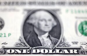 Dólar tem leve alta, mas fecha longe dos picos do dia em linha com melhora externa