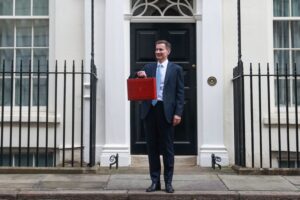 Ministro das Finanças do Reino Unido reduz impostos em tentativa de aumentar chances eleitorais de Sunak