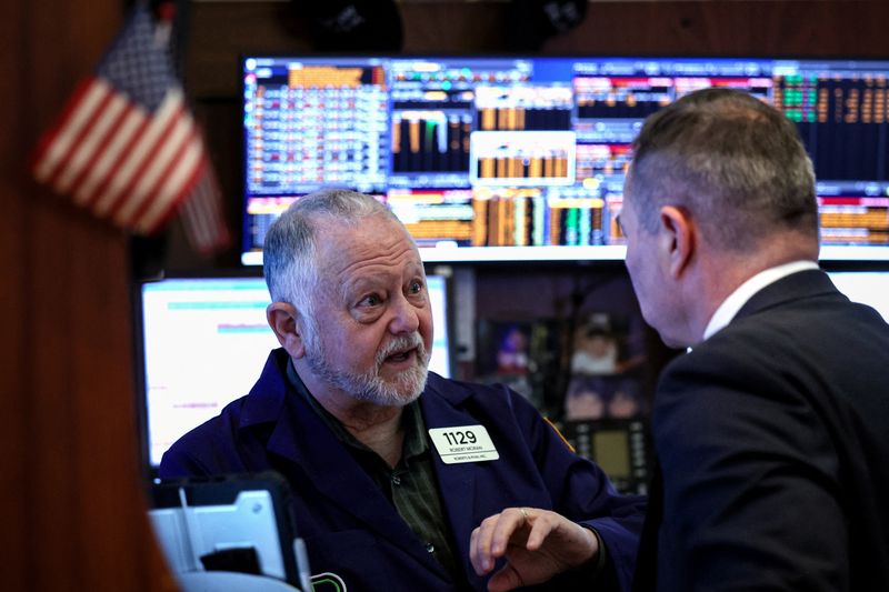 Wall Street atinge máximas recordes com expectativas de cortes de juros e avanço de fabricantes de chips
