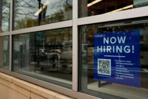Pedidos de auxílio-desemprego nos EUA têm queda inesperada