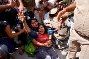 Manifestantes de oposição na Índia são detidos antes de protesto na casa de Modi