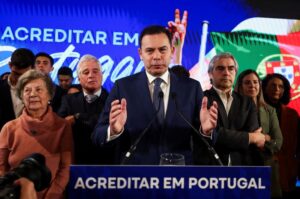 Presidente de Portugal se reunirá com possível premiê de centro-direita após eleição acirrada