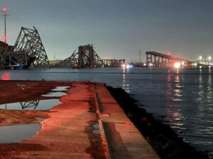 Equipes de resgate buscam sobreviventes na água após colisão de navio com ponte de Baltimore