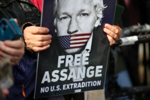 Julian Assange não será extraditado imediatamente, decide tribunal britânico