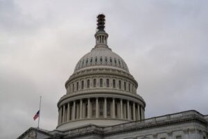 Congresso dos EUA busca aprovar pacote de gastos de US$ 1,2 tri para evitar paralisação