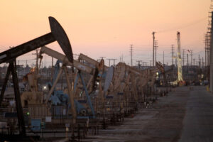 Petróleo cai com demanda mais fraca por gasolina nos EUA e esperanças por cessar-fogo em Gaza