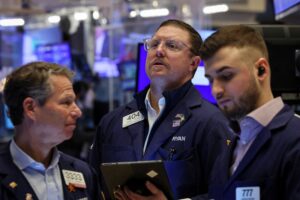 Wall Street avança com investidores ponderando nervosismo por Fed e entusiasmo com IA