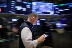Wall Street marca novos recordes de fechamento com otimismo sobre corte de juros