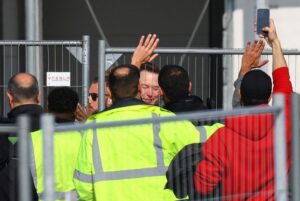 Musk visita fábrica da Tesla na Alemanha em meio à retomada da produção após ataque