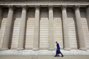 Banco da Inglaterra vê a economia “se movendo na direção certa” para cortes nos juros