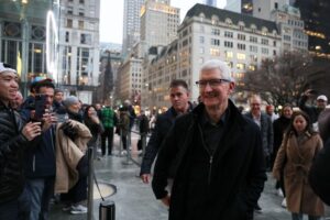 Presidente-executivo da Apple visita Xangai com vendas na China sob pressão
