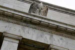 Autoridades do Fed mantêm visão de três cortes de juros em 2024, mas por pouco