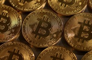 Bitcoin recua após recorde com pausa de frenesi em cripto