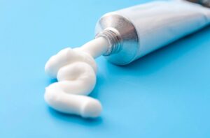 Anvisa autoriza venda de creme dental após recurso da empresa.