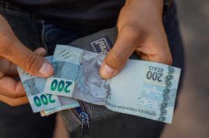 Salário mínimo sobe para R$ 1.733 e gera otimismo entre trabalhadores.